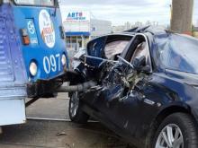 В поселке Орловка автомобиль BMW попал под трамвай