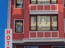 Девочек из ансамбля 'Бисеринки' разместили в отеле в Стамбуле, они ждут вылета в Москву