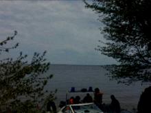 Возле поселка 'Чаллы Яр' на Каме спасатели отбуксировали к берегу людей на лодке 