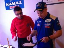 Пилот команды 'КАМАЗ-мастер' Эдуард Николаев дал мастер-класс: как печь блины