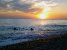 В Сочи отменен запрет на купание на пляжах с 20.00 до 8.00