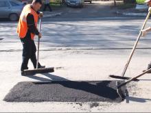 После выхода статьи в 'Челны ЛТД' у БСМП и поликлиники №4 залатали дорожные ямы