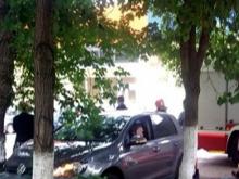 Лихач без водительского удостоверения сбил во дворе дома женщину и врезался в дерево