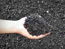 Челнинцы растаскивают асфальтовую крошку, которая пойдет на тротуары