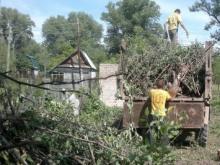 Новички в обществе 'Весна-1' отрабатывают членские взносы на ремонте и уборке дорог