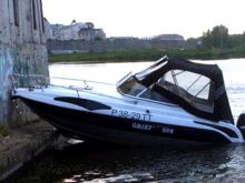 В Челнах ищут владельца катера, врезавшегося в бетонную стену пристани на Мелекеске