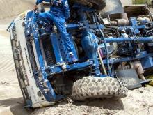 'КАМАЗ' Андрея Каргинова перевернулся в дюнах и до сих пор лежит в песках