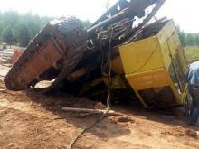 В Менделеевске на строительстве дома упал кран. Пострадал крановщик