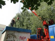 'Карусель' с торговыми киосками: хозяева сначала убирают их, а потом по-тихому возвращают на место