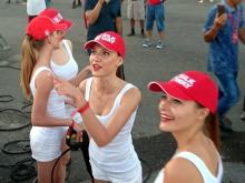 Участников ралли 'Шелковый путь' развлекают девушки, которые моют машины