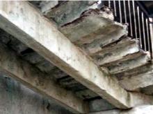 Челнинцы боятся аварийных лестниц под эстакадой на проспекте Вахитова