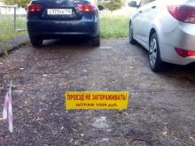 Жители дома 27/15А паркуют свои автомобили на эвакуационном проезде