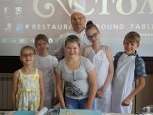 Повар Семен Потапов научил воспитанников фонда «Дети ДЦП» готовить первое и второе блюдо