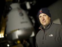 Люк Эйкинс готовится прыгать с высоты 7600 метров без парашюта на страховочную сетку 