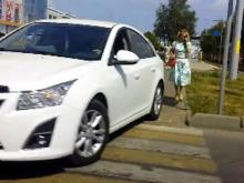 Со стоянки ТЦ 'Торговый квартал' водители выезжают на проспект по 'зебре'