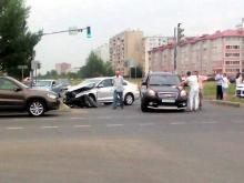 Молодой водитель проехал на красный свет и тут же столкнулся с женщиной за рулем