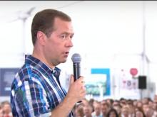 Премьер-министр Медведев рассказал челнинцам, почему работал преподавателем и подрабатывал