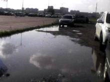 Работник Автомобильного завода попросил убрать лужи с незаконной парковки