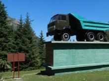 В Киргизии поставили памятник грузовику КАМАЗ-5511