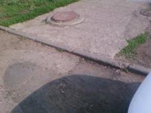 В 37-м комплексе дорожники закатали в асфальт ливневку