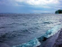 В Набережных Челнах из-за сильного ветра катамаран с людьми унесло далеко от берега