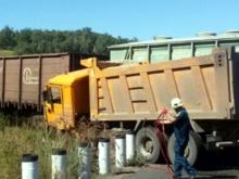 В Татарстане самосвал врезался в движущийся товарный железнодорожный состав