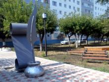 Скульптуру в литературном дворике в пос.ГЭС украсила цитата Максима Горького