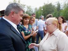 Наиль Магдеев во дворе дома 27/16 обсудил еще один памятник и выделенные полосы для автобусов