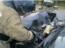 2 смерти на дорогах: Водитель сбил женщину. Автомобиль снес деревья, 17-летняя пассажирка погибла