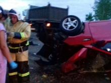 Водитель 'Киа Рио' зацепил обочину. Машина потеряла управление - погибли 2 молодых парней