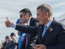 Рустам Минниханов заснял выступление пилотов 'КАМАЗ-мастера' на шоу 'Kazan City Racing'