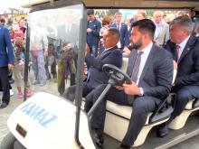 Рустам Минниханов отпечатал гравюру с видом Челнов и прокатился по набережной на электрокаре