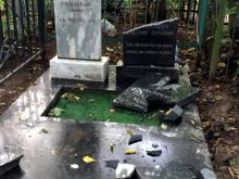 Рустам Минниханов взял на контроль расследование акта вандализма на Ново-Татарском кладбище