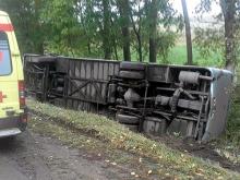 В Татарстане на трассе перевернулся автобус. Один из пассажиров сломал ребра