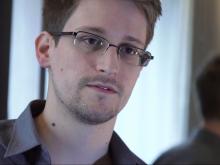 Сбежавший шпион Эдвард Сноуден: 'Камеру компьютера лучше заклеивать пластырем!'