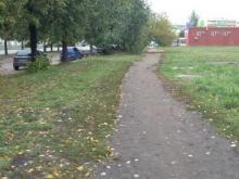 Дети в дождь ходят в школу N51 по проезжей части - здесь нет тротуара