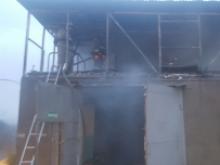 Рано утром за 53 комплексом обгорела автомастерская по ремонту бамперов