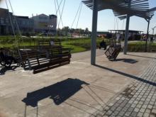 На новой набережной уже сломаны качели