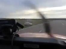 В Татарстане самолет во время посадки чуть не столкнулся с автомобилем (видео)