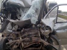 Водитель 'Газели' чудом выжил, врезавшись в машину дорожников на трассе М-7