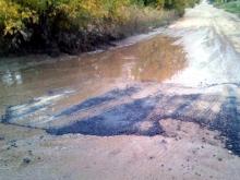 В Набережных Челнах вновь укладывают свежий асфальт в лужи, но водители рады и этому