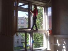 Родители протестуют: Ученики не должны мыть окна в школе!