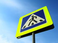 Пешеходные переходы на остановке АТС-50 дорожники сделали 'не для людей'