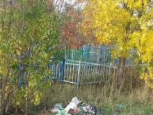 На Молодежном кладбище устроили свалку