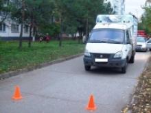 В поселке ГЭС продуктовая 'Газель', двигаясь задним ходом по тротуару, задавила пенсионерку