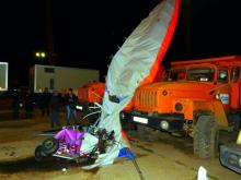 Дельтапланерист погиб, зацепив трос башенного крана и рухнув на грузовик 'Урал'