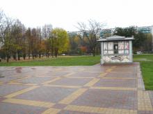 Вместо детского центра в парке поставили ларек с мороженым