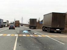 На трассе 'Елабуга - Пермь' пенсионерку сбила фура. Другой грузовик проехался по ней