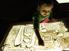 В Камском институте искусств и дизайна разработали недорогой стол для песочной анимации