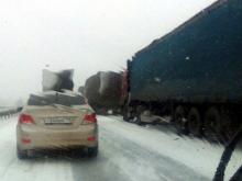 Из-за снежных завалов и многочисленных ДТП на автотрассе М-7 образовались многокилометровые пробки